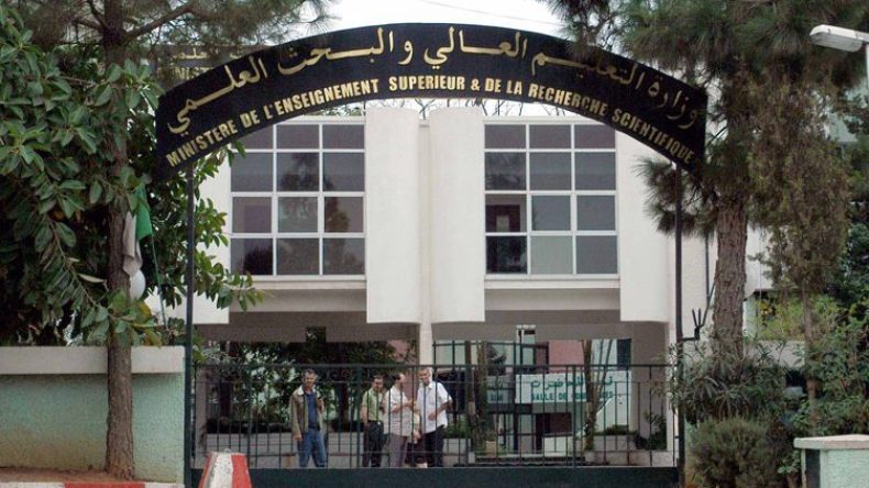 طلبة الإدارة العامة يحتجون أمام وزارة التعليم العالي بعد تجميد تخصصهم