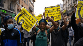 احتجاجات في باريس من أجل تسوية أوضاع المهاجرين