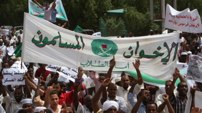 العشق الممنوع بين الإسلاميين والعسكر في الوطن العربي