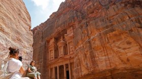 مسلحون يطلقون النار على حافلة سياحية في البتراء بالأردن