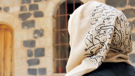 شابة فرنسية تعلن اعتناقها الاسلام وتذرف الدموع