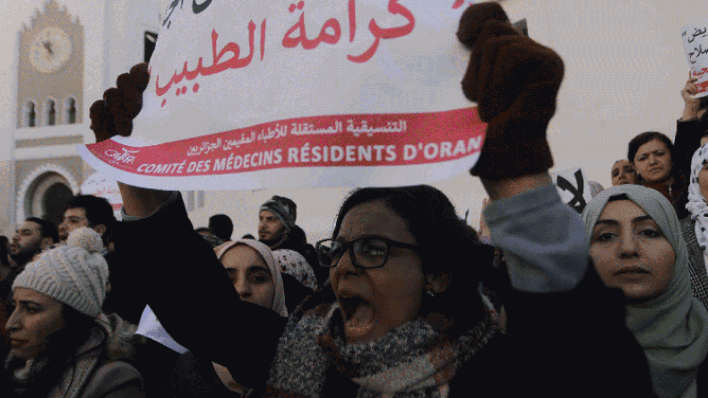 الأطباء المقيمون يقرّرون تجميد حركتهم الإحتجاجية