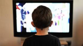 أطفال عرضة للتوحد بسبب المشاهدة الطويلة للتلفاز أثناء الحجر المنزلي