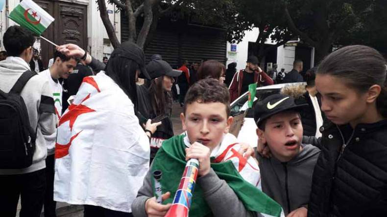 شباب وأطفال يتحوّلون لمشاهير في الحراك الشعبي