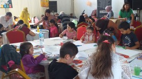 الأطفال يبدعون بأناملهم من خلال مسابقة للرسم