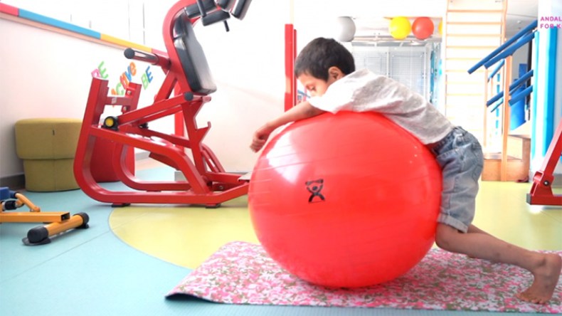 العلاج الطبيعي المكثف مكّن عشرات الأطفال من المشي والعودة إلى حياتهم الطبيعية
