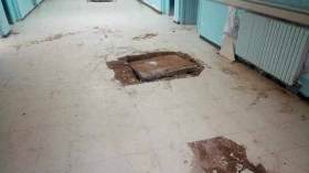 مصلحة التوليد بمستشفى محمد بجرة بأفلو يغرق في المياه القذرة