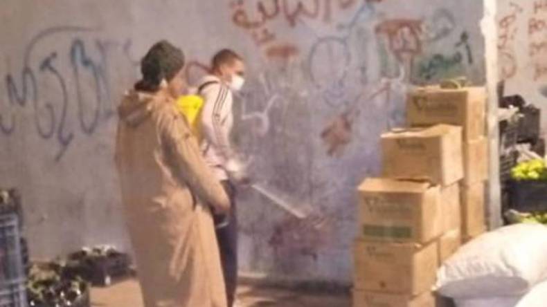 تعقيم وتنظيف سوق الجملة للخضر والفواكه بمدينة الأغواط