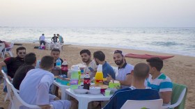 عائلات وشباب يتوافدون على الشواطئ لتناول الإفطار
