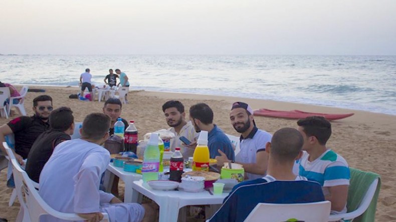 عائلات وشباب يتوافدون على الشواطئ لتناول الإفطار