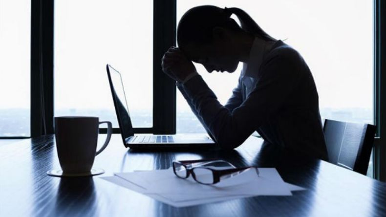 النساء يكتئبن أكثر من الرجال في العمل.. ما السبب؟!