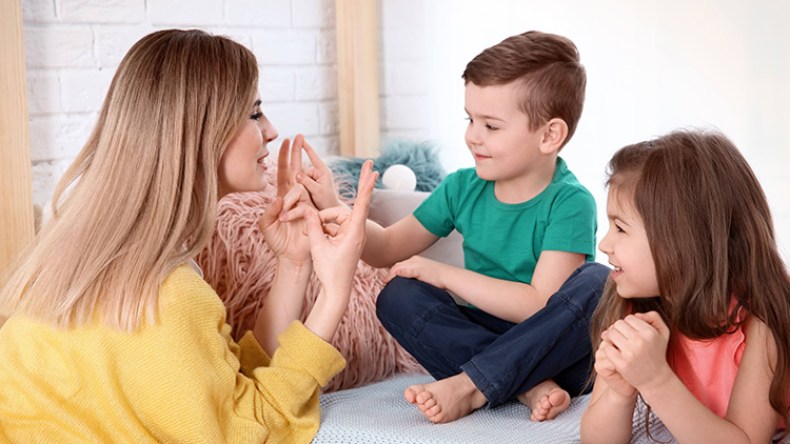 نساء يضحين من أجل تربية أولاد شقيقاتهن المتوفيات