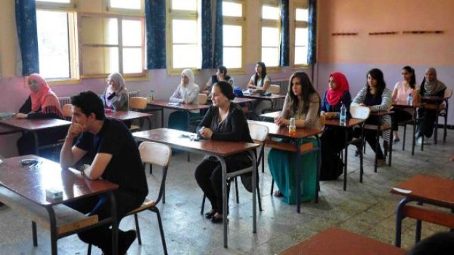أيام الامتحانات مناسبة لعرض الأزياء ولفت الأنظار!
