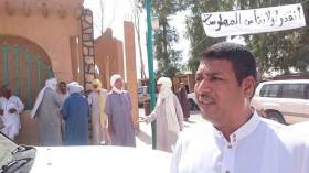 شيوخ في وقفة احتجاجية للمطالبة بالأمن في اليزي