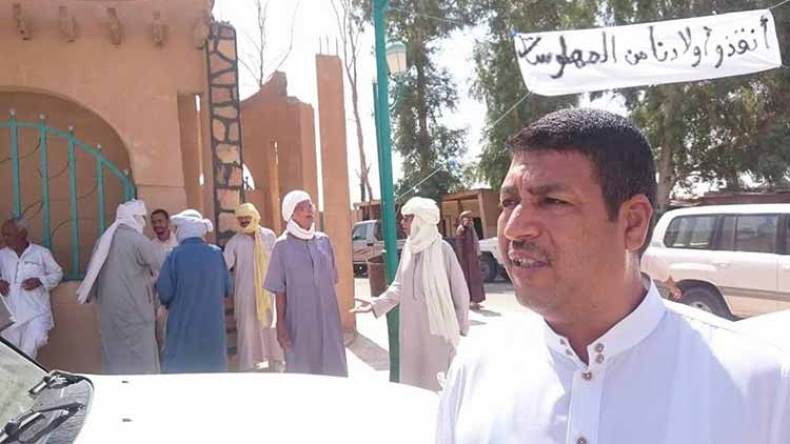 شيوخ في وقفة احتجاجية للمطالبة بالأمن في اليزي