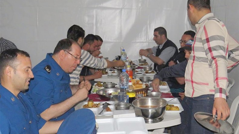 عناصر الشرطة تتقاسم وجبات الإفطار مع مستعملي الطريق السريع