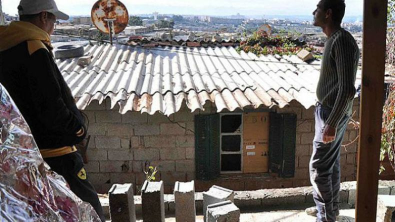 سكان الحي القصديري 2 ماي يهددون بالإنتحار حرقا