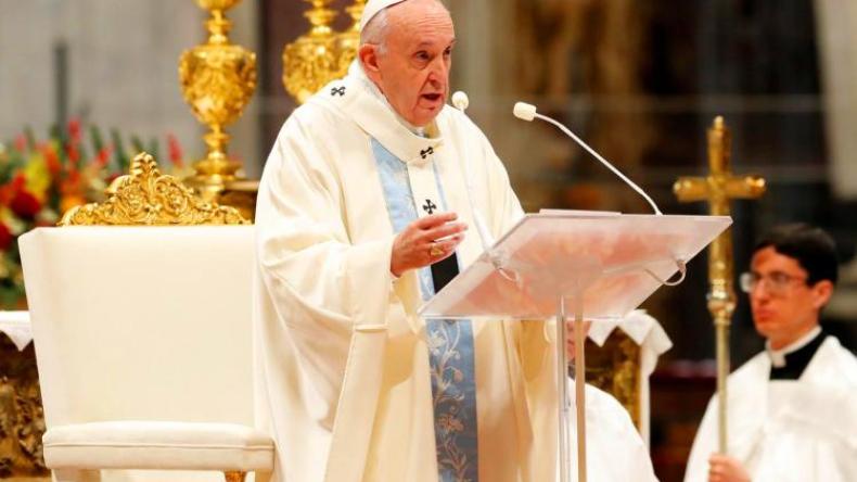 البابا فرنسيس يعتذر عن ضرب يد امرأة