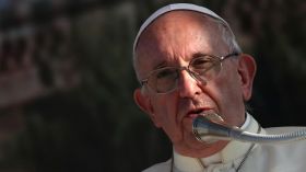 البابا يعزل قساً من تشيلي بسبب التحرش بالأطفال