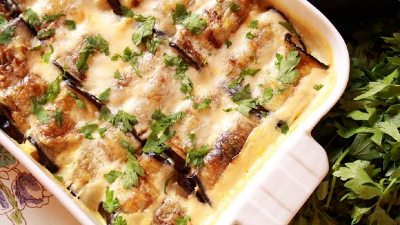 رولات الباذنجان بالدجاج والكريمة