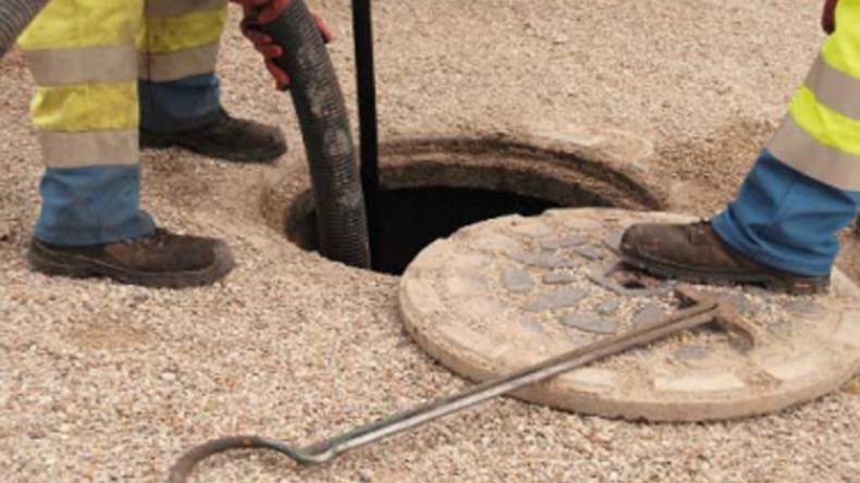 متطوعون يعثرون على جلود أضاح ومواد بناء في البالوعات