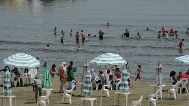 عائلات تعدل عطلتها وأخرى تمدّدها وكثيرون يؤجلونها إلى بداية الخريف