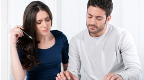 معاناة النساء مع الزوج البخيل