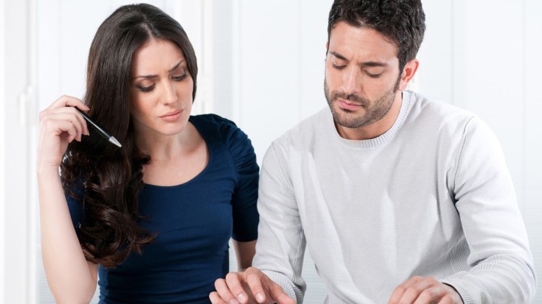 معاناة النساء مع الزوج البخيل