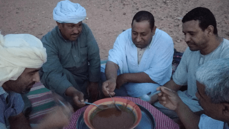 يمسكون ويفطرون برؤية النجوم ويقضون أوقاتا صعبة في رمضان