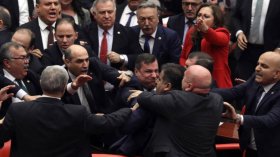 شاهد.. تبادل اللكمات في البرلمان التركي