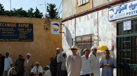 متقاعدون يغلقون الطريق احتجاجا على انعدام السيولة