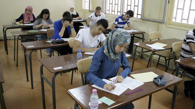 مترشح يجرح يده بشفرة وآخر يتعرض لإعتداء بالسكين