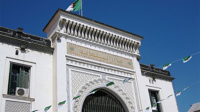 مناصب وهمية.. مستخدمون بوظيفتين ومالكو مؤسسات.. والخزينة العمومية تدفع الأجور