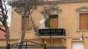 مواطنون يبنون جدرانا في أبواب مقرات البلديات بالإسمنت والآجر