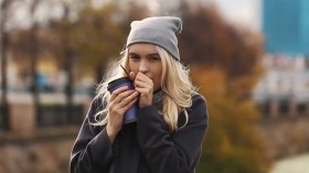 فتيات يأكلن ويشربن في الشوارع دون حرج