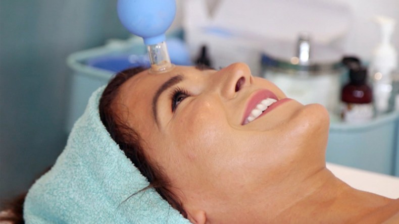 فتيات يعوضن البوتركس بكاسات الهواء