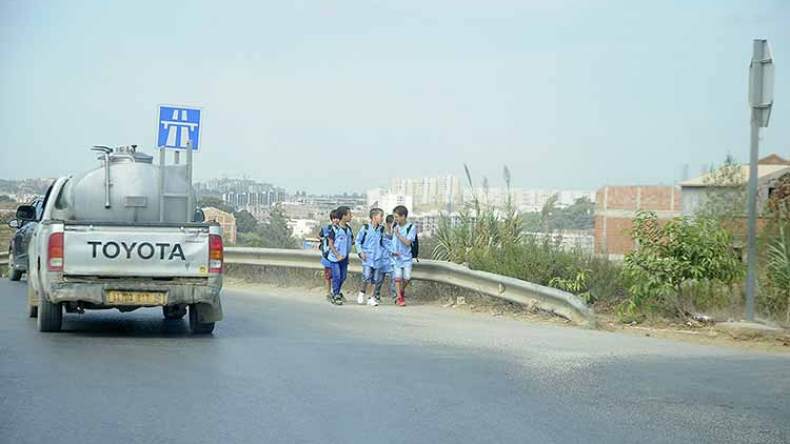 تلاميذ يقطعون عشرات الكيلومترات مشيا على الأقدام للوصول إلى المدارس بالبويرة