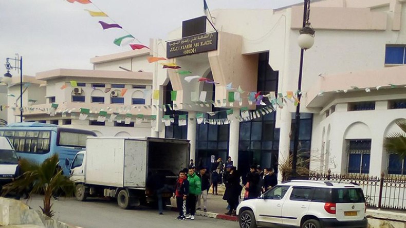 رواد دار الثقافة بالبويرة يطالبون بمصلى