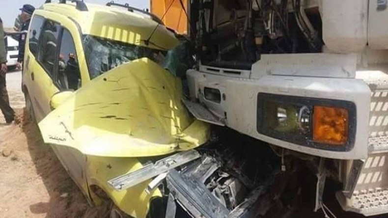 مقتل 8 أشخاص في اصطدام سيارة أجرة بشاحنتين بالبيض