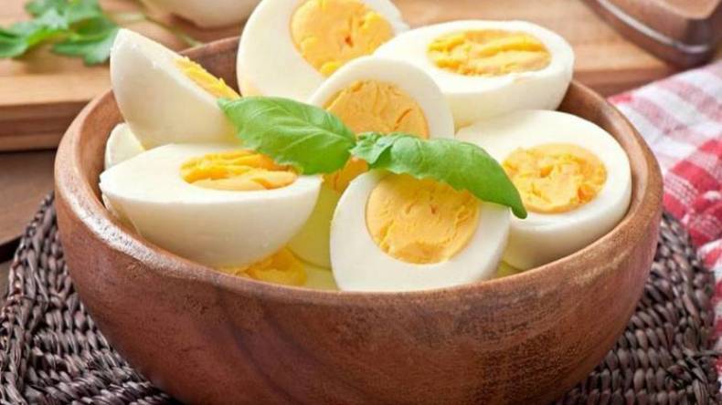 هذا ما يحدث لجسمك عند تناول البيض المسلوق على الريق؟!