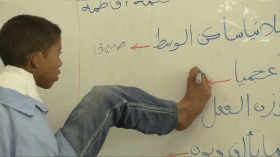 النابغة علي شعيب يجيب عن أسئلة البكالوريا برجليه!