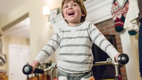 العلاج الطبيعي المكثف مكّن عشرات الأطفال من المشي والعودة إلى حياتهم الطبيعية