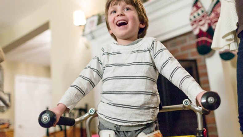 العلاج الطبيعي المكثف مكّن عشرات الأطفال من المشي والعودة إلى حياتهم الطبيعية