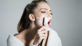 حلق وجه المرأة بالشفرة يحد من ظهور التجاعيد!