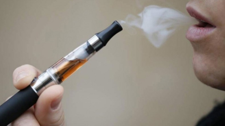 بسبب مخاطرها.. بريطانيا تسعى لحظر السجائر الإلكترونية