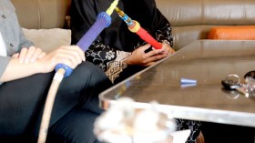 بنات يقلدن الشباب في كل شيء