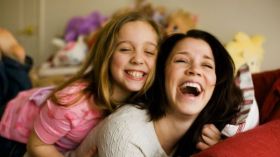 آباء العصر يفضلون بناتهم على أبنائهم!