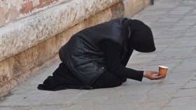 متسولون “يطاردون” المواطنين بعاهاتهم في الشوارع والطرقات!