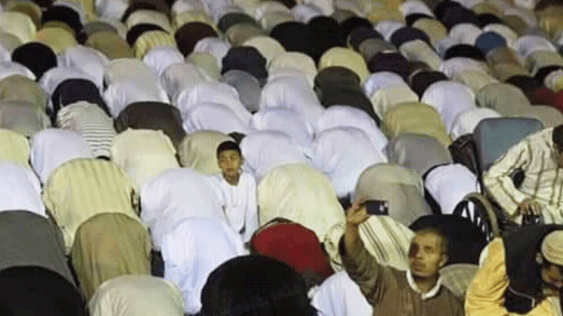 مصلون “يوثَقون” صلواتهم بتقنية اللايف عبر الفايسبوك؟؟