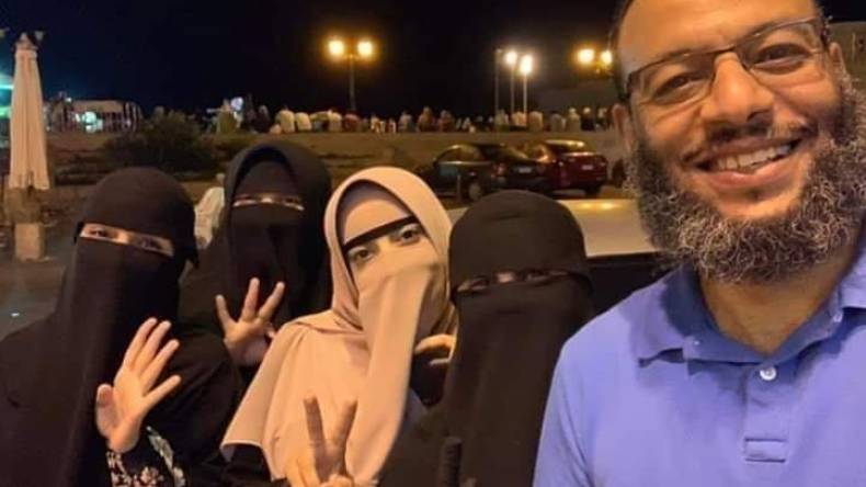 هذه قصة صورة سيلفي لرجل مع زوجاته الأربع!